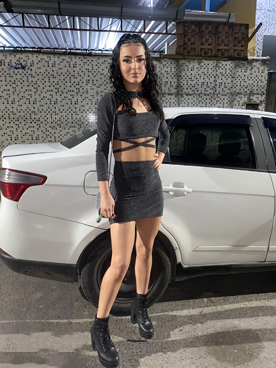 amaraal_20's tweet photo. ela é mó gata, toda linda posturada ✨🖤 https://t.co/z41GueVWJk