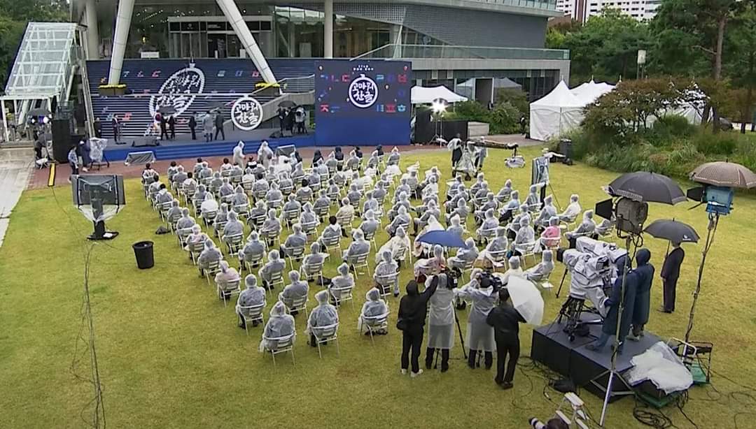 576돌 한글날 기념식 사진이란다.

하객석을 가로 10석, 세로 10석, 딱 100석 마련해 뒀다.
깔맞춰 하객도 딱 100명 자리 채웠다.
뭔가 짜고치는 고스톱판 같아보이지 않는가?

저게 대통령 취임식이었음 저랬을까?

한글도 제대로 모르고, 이XX, 저XX 욕만 골라하는 머슴을 뽑으면 일어나는 현상이다.