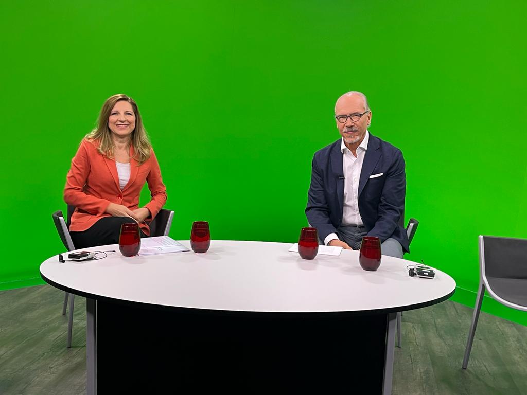 Ch_Nageler's tweet photo. Gerade ging die Aufzeichnung von "Meryns Sprechzimmer" über die Bühne! IGEPHA Präsidentin Mirjana Mayerhofer bringt im Gespräch mit Prof. Dr. Siegfried Meryn auf den Punkt, warum #NEM  eine enorm wichtige Rolle spielen. ORF III zeigt die Sendung am Mi, 12. Oktober, 22.30 Uhr. https://t.co/8gJKRItbGV