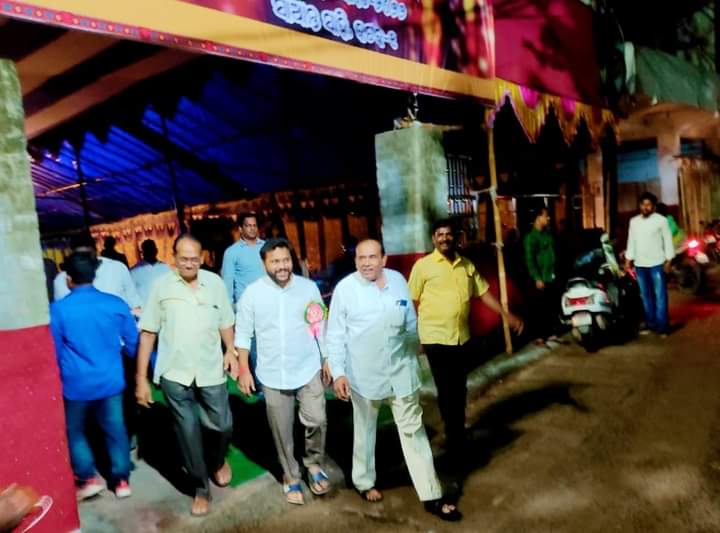 BiswalSouvic's tweet photo. ଜନସାଧାରଣ, ମୁରବୀ ତଥା ନେତୃବୃନ୍ଦ ମାନଙ୍କୁ ମୋର ଆନ୍ତରିକ ଶୁଭେଚ୍ଛା ଜଣାଇବା ସହ ସମସ୍ତଙ୍କ ମଙ୍ଗଳମୟ ଜୀବନ କାମନା କରୁଛି। ଆମ ମହାନ ସଂସ୍କୃତି ଓ ପରମ୍ପରାକୁ ବଞ୍ଚାଇ ରଖିବାର ଏହି ପ୍ରୟାସ ଅତ୍ୟନ୍ତ ପ୍ରଶଂସନୀୟ।🙏

#KumarUtsav 💐 #Cuttack 👏 #KumarPurnima 🌕 https://t.co/JtfESX4Dyg