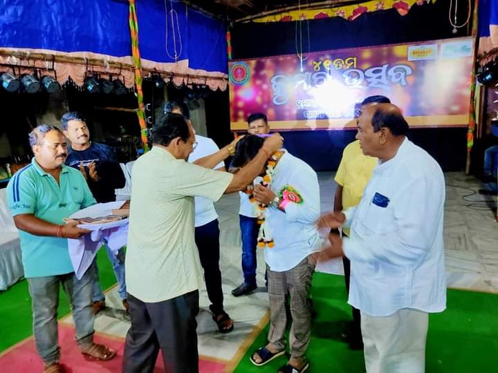 BiswalSouvic's tweet photo. ଜନସାଧାରଣ, ମୁରବୀ ତଥା ନେତୃବୃନ୍ଦ ମାନଙ୍କୁ ମୋର ଆନ୍ତରିକ ଶୁଭେଚ୍ଛା ଜଣାଇବା ସହ ସମସ୍ତଙ୍କ ମଙ୍ଗଳମୟ ଜୀବନ କାମନା କରୁଛି। ଆମ ମହାନ ସଂସ୍କୃତି ଓ ପରମ୍ପରାକୁ ବଞ୍ଚାଇ ରଖିବାର ଏହି ପ୍ରୟାସ ଅତ୍ୟନ୍ତ ପ୍ରଶଂସନୀୟ।🙏

#KumarUtsav 💐 #Cuttack 👏 #KumarPurnima 🌕 https://t.co/JtfESX4Dyg