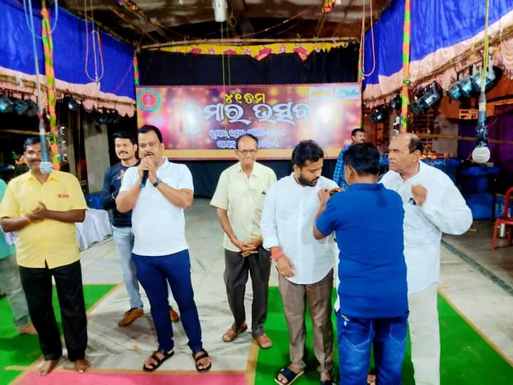 BiswalSouvic's tweet photo. ଜନସାଧାରଣ, ମୁରବୀ ତଥା ନେତୃବୃନ୍ଦ ମାନଙ୍କୁ ମୋର ଆନ୍ତରିକ ଶୁଭେଚ୍ଛା ଜଣାଇବା ସହ ସମସ୍ତଙ୍କ ମଙ୍ଗଳମୟ ଜୀବନ କାମନା କରୁଛି। ଆମ ମହାନ ସଂସ୍କୃତି ଓ ପରମ୍ପରାକୁ ବଞ୍ଚାଇ ରଖିବାର ଏହି ପ୍ରୟାସ ଅତ୍ୟନ୍ତ ପ୍ରଶଂସନୀୟ।🙏

#KumarUtsav 💐 #Cuttack 👏 #KumarPurnima 🌕 https://t.co/JtfESX4Dyg