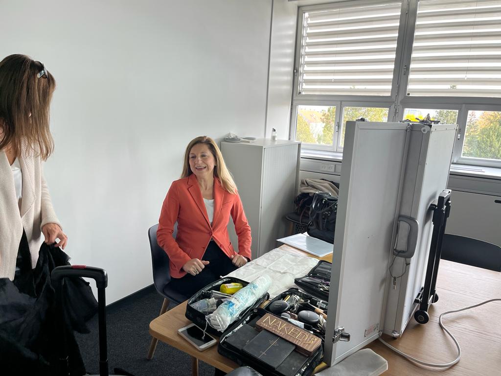 Ch_Nageler's tweet photo. Gerade ging die Aufzeichnung von "Meryns Sprechzimmer" über die Bühne! IGEPHA Präsidentin Mirjana Mayerhofer bringt im Gespräch mit Prof. Dr. Siegfried Meryn auf den Punkt, warum #NEM  eine enorm wichtige Rolle spielen. ORF III zeigt die Sendung am Mi, 12. Oktober, 22.30 Uhr. https://t.co/8gJKRItbGV