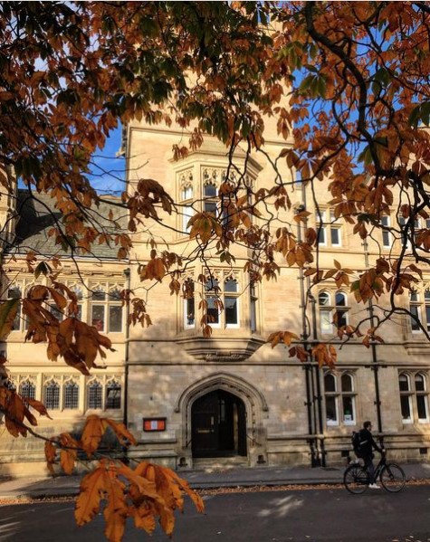 HMCOxford's tweet photo. The college through golden leaves - from across the road @ODID_QEH. Autumn has arrived! #morninglight #sunlight #shadows #shadesofgold #goldenleaves
📷spiralling_oxford @instagram (do give them a follow for more awesome pics of Oxford), with permission. https://t.co/AOCZfO3lc6