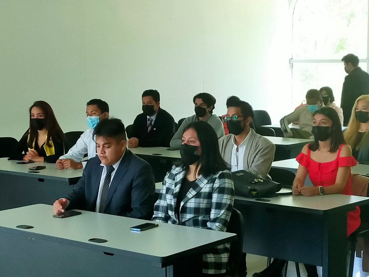 fsllarena's tweet photo. Tuve el privilegio de poder platicar con alumn@s de la @fcpysuamex sobre la importancia de tener servidores públicos profesionales en las administraciones municipales. Gracias @CuevasRamon por la invitación. ✅✅ #JuntosSomosmásFuertes https://t.co/tUuNPl9BJm