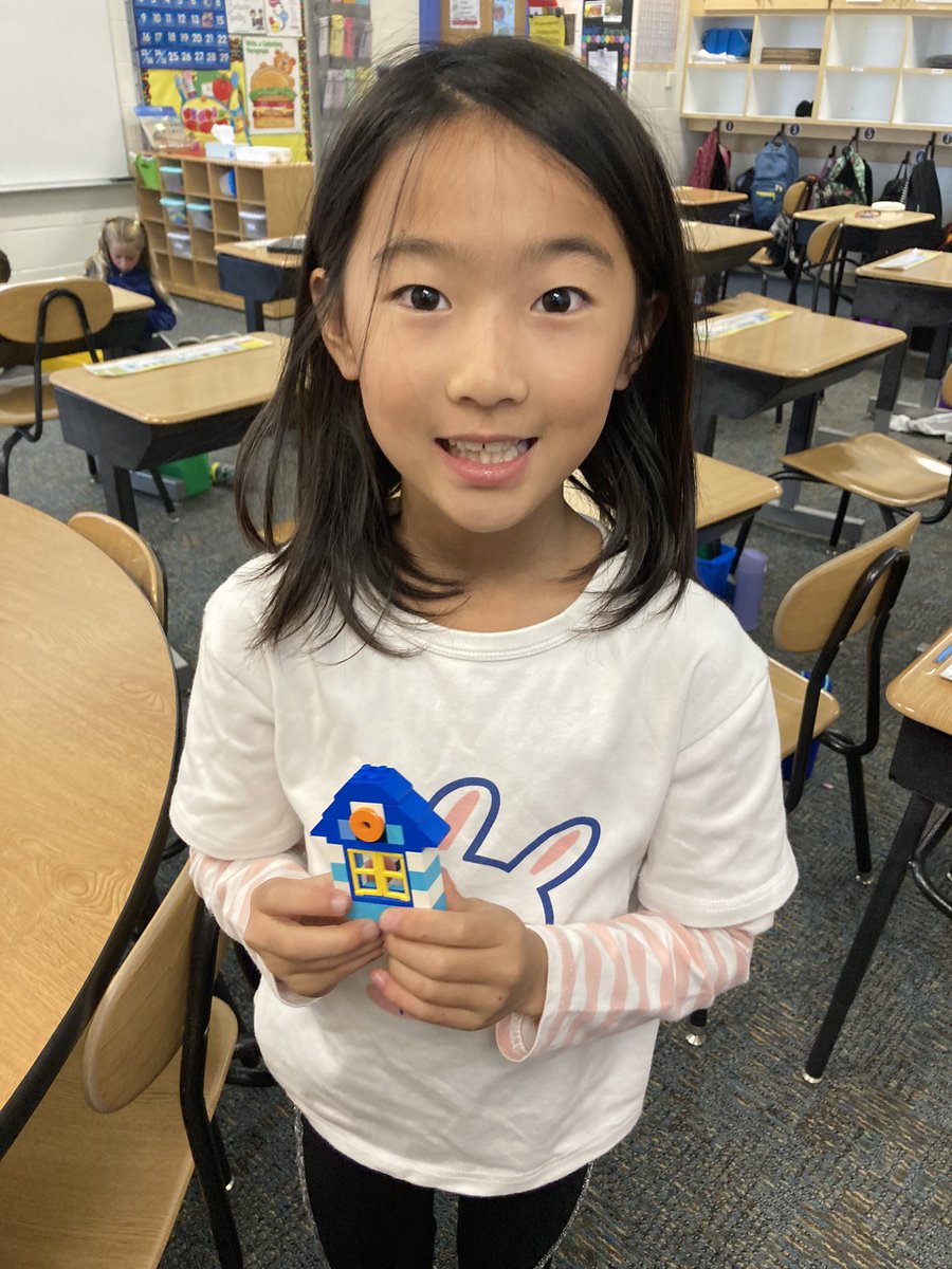 FlackCindy's tweet photo. Mrs. Flack's students doing STEM activities. Look at these creations! 😎💕 #VanAllenPride https://t.co/ORnBJfAT2E