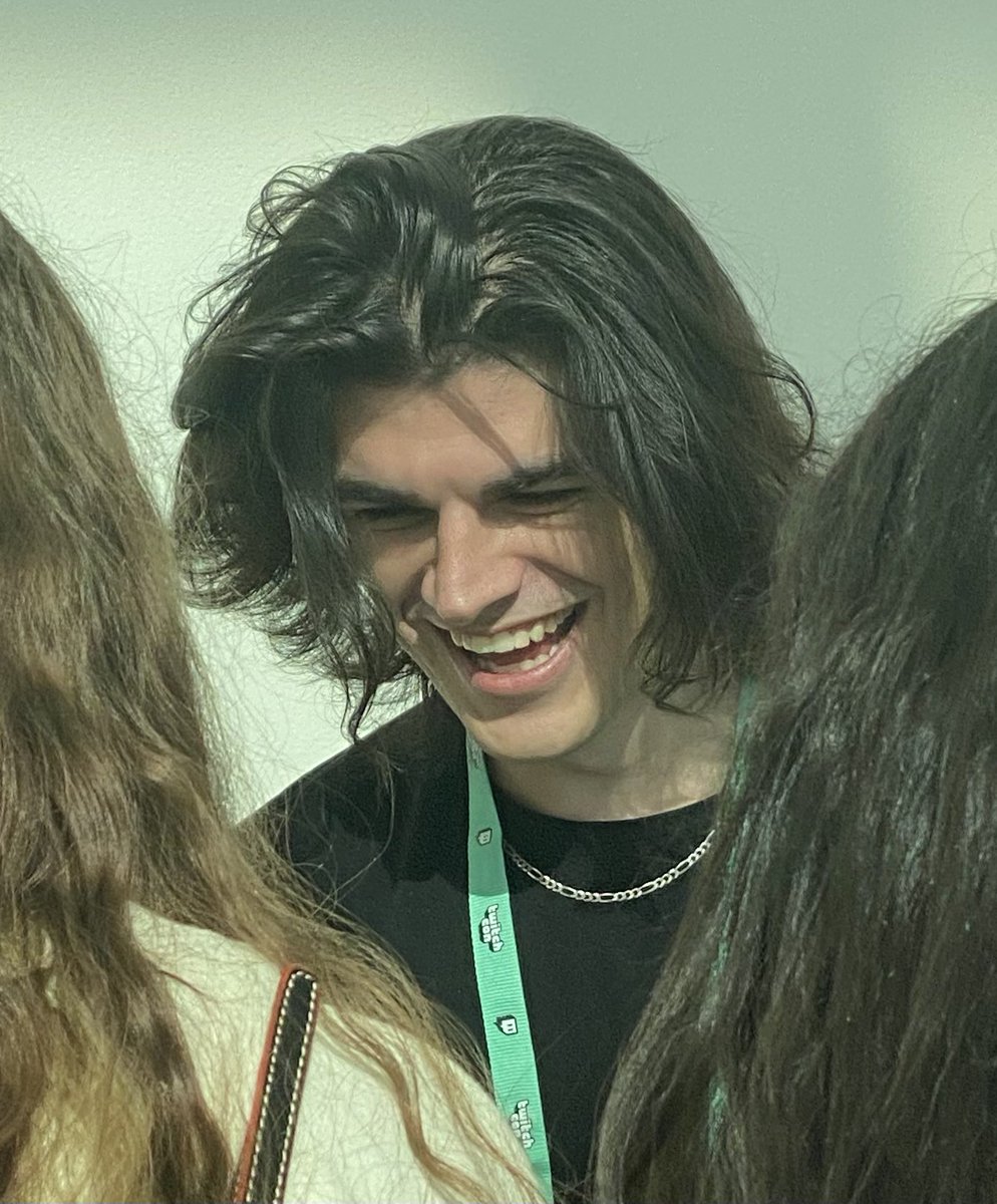 theboytris's tweet photo. was gatekeeping this picture i took but he’s too pretty not to share https://t.co/4LRscjMSZC