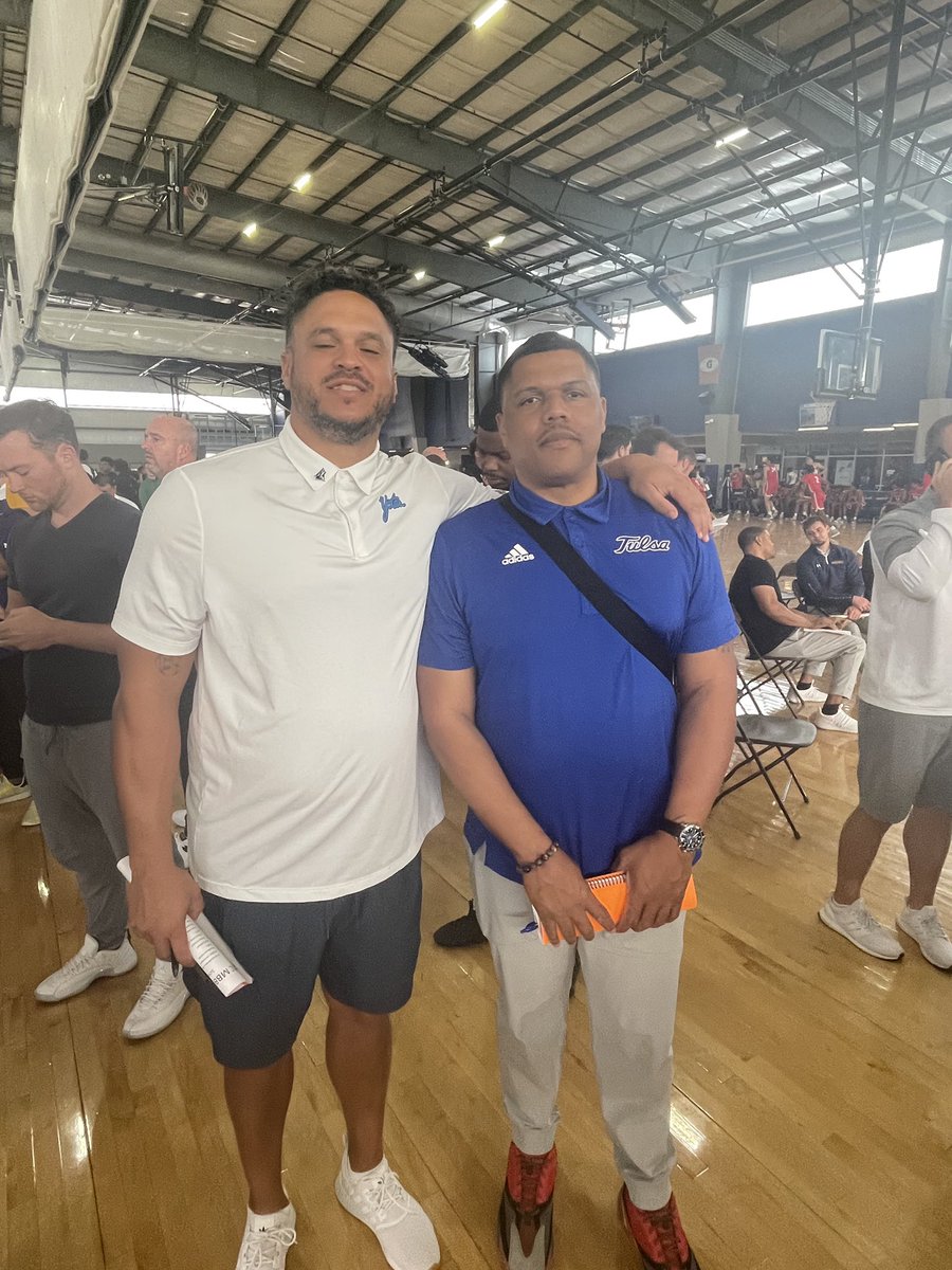 Not every day do you get to be in the presence of Titan Greatness @CoachYKing @ScottCutley made it possible! Appreciate you both and wish you the best of everything this season @TUMBasketball #csusb #eyesclosed #greatness #DevelopU 🐘🏀