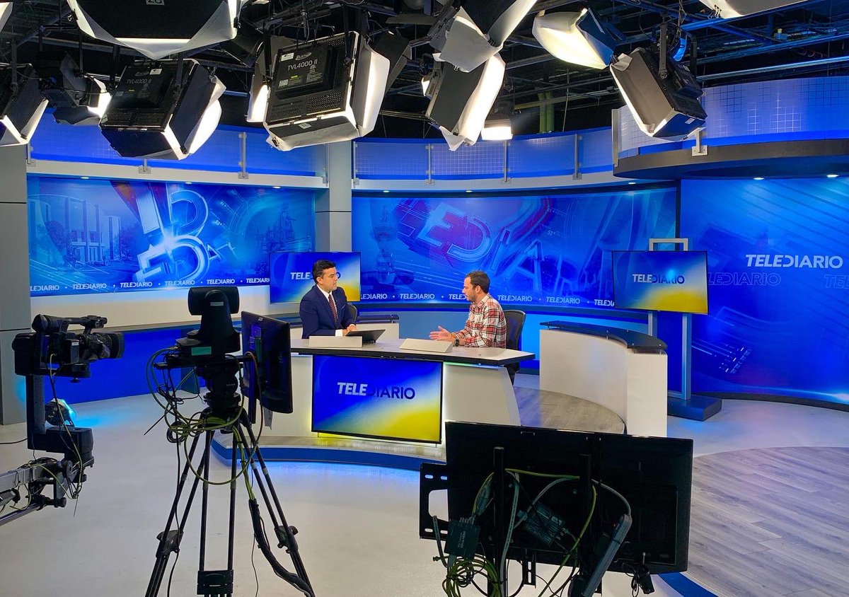 Juventud_Salt's tweet photo. El día de hoy estuvimos promocionando con nuestros amigos de Telediario📺  y En Confianza 🎙️;  el Premio Municipal a la Juventud 2022🥳.

Una oportunidad que se brinda a los jóvenes saltillenses de mostrar sus talentos y ser acreedores de un premio por sus logros🏆. https://t.co/8RvDe7sdsX
