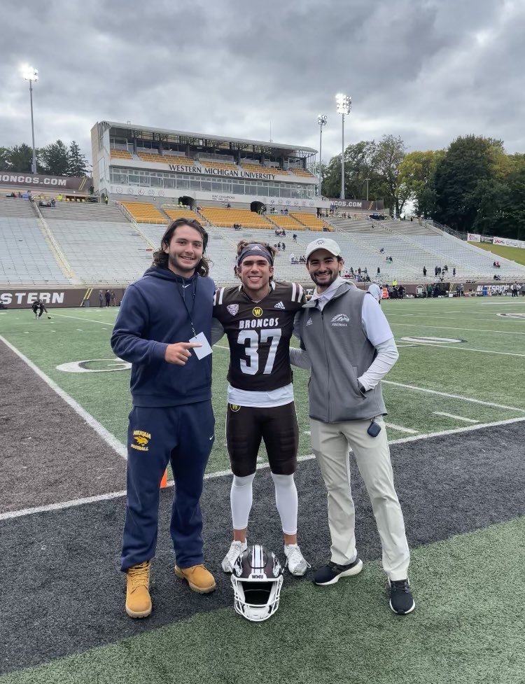 Had an amazing time in Kalamazoo last Saturday! Thank you for having me up! <a href="/TDAndrews4/">Coach Trevor Andrews</a> @WMUCoachEspo <a href="/CoachTimLester/">Tim Lester</a> <a href="/CoachEricEvans/">Eric Evans</a> <a href="/IanFriedFB/">Ian Fried</a>