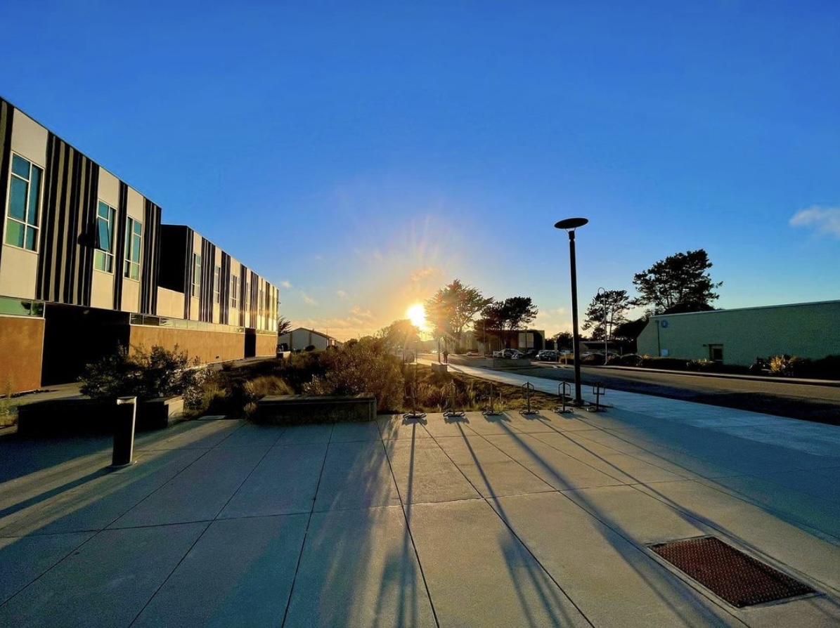 CSUMB's tweet photo. Happy Monday! ๐
Today marks the halfway point of the semester! Good luck on midterms and be sure to take study breaks. You got this! #SupportEachOtter #CSUMBSunsets
๐ท @ eli_ism on Instagram https://t.co/Bva2odZXzw