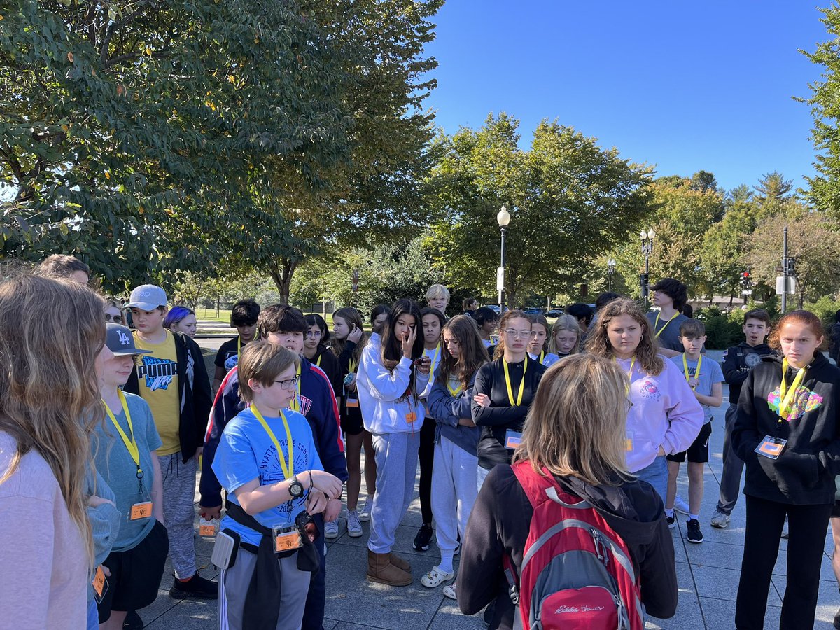 Mr_Frobose's tweet photo. Bus #6 at the MLK and FDR memorials! Perfect fall weather https://t.co/EGUIcFLK75