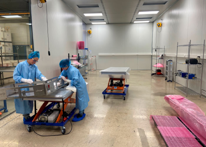 STODT's tweet photo. RVS Clean opent cleanroom voor grote delen https://t.co/8T1ZatddAo https://t.co/xnnvi0Bxkf