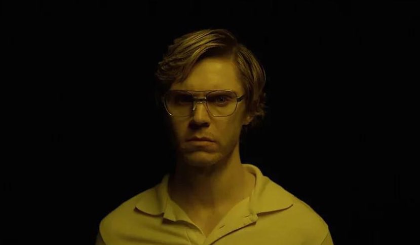 Daninseries's tweet photo. Ripetiamo insieme: va bene amare Evan Peters, NON VA BENE amare Jeffrey Dahmer. NON-VA-BENE.

MA TUTTAPPOST SÌ?!?! https://t.co/Y1qFQDDSd4