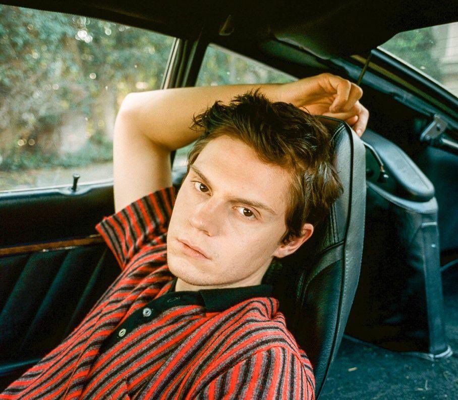Daninseries's tweet photo. Ripetiamo insieme: va bene amare Evan Peters, NON VA BENE amare Jeffrey Dahmer. NON-VA-BENE.

MA TUTTAPPOST SÌ?!?! https://t.co/Y1qFQDDSd4