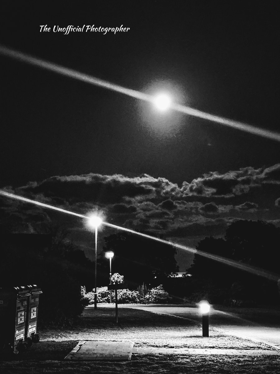 Just walking doggies...gotta love a mobile phone @SamsungMobile @SamsungUK #fullmoon #blackandwhitephotography #cloudporn