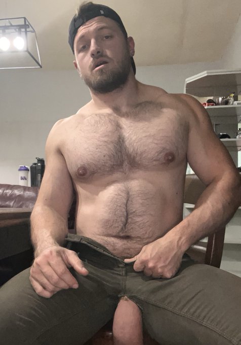 Not my favorite jeans 🥹🙈 full image on https://t.co/FvOngl49QJ 😈 Pretty sure my ass split my jeans open