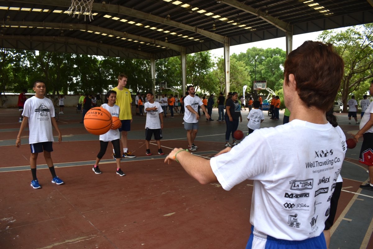 IIPEDEY's tweet photo. Te compartimos un poco de lo que se vivió en el primer día de #HoopCamp, las clínicas de básquetbol inclusivas para #pcd. Aún puedes participar, te esperamos este miércoles 10 y viernes 12 de octubre, de 9:00 a 11:00 a.m. en las canchas techadas del Gimnasio Polifuncional. https://t.co/EuXySGCPns