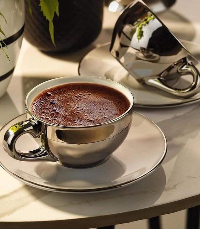 نضجنا ..
فلم يعد يسعدنا إمتلاك الأشياء، أو يغرينا
بريق الكلمات أصبحت راحتنا في عزلتنا، وفي إحترام المسافآت .#حياااه