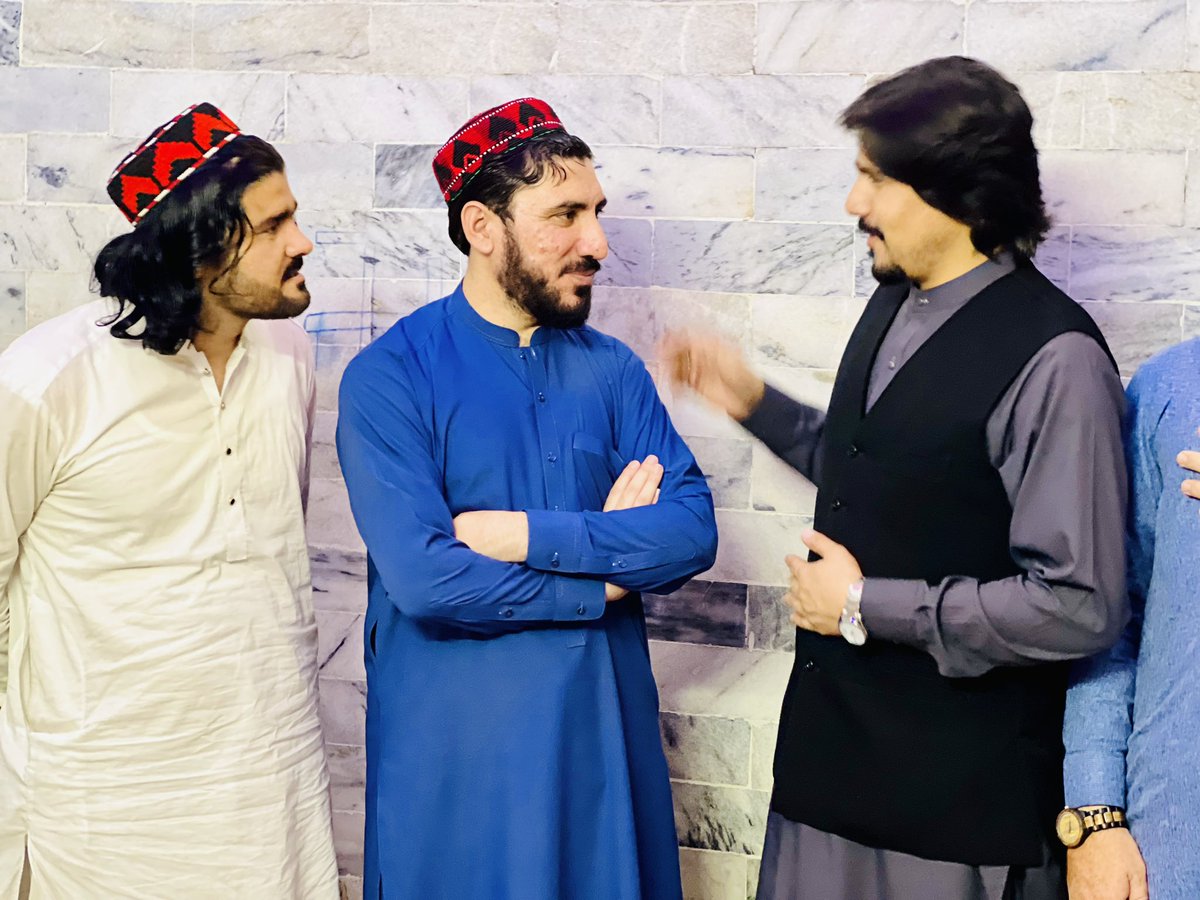 شاعر - عظيم خليل صیب

زۀ ولاړ يم لکه غر په خپله خاوره
کۀ غوسېږي زما سر په خپله خاوره

پښتانۀ د لر او بر په خپله خاوره
ولې ګرځي در په در په خپله خاوره 

يو مې کرکه مغربي تهذيب نه کېږي
بل مې نه خوښېږي شر په خپله خاوره