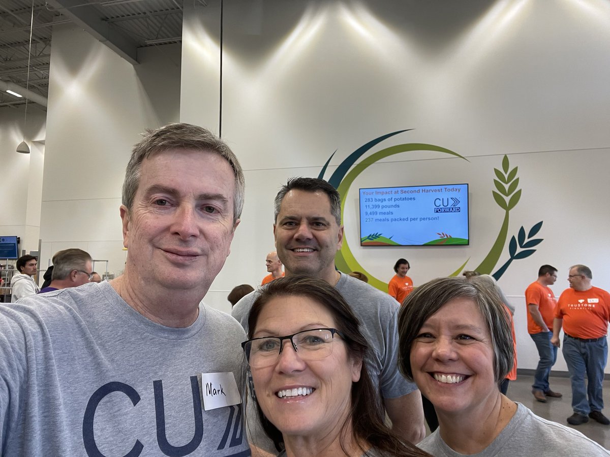 Mark_D_Cummins's tweet photo. 1st shift crews hard at work at @2harvest for #CUForward. Great day to give back! @mncreditunions https://t.co/1Rvf5lgchJ