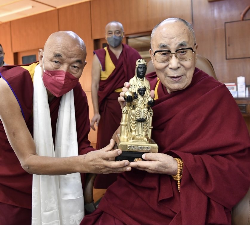 ThubtenWangchen's tweet photo. Offering of Montserrat’s Virgin MORENITA to His Holiness the Dalai Lama. https://t.co/pxr5J00oYG