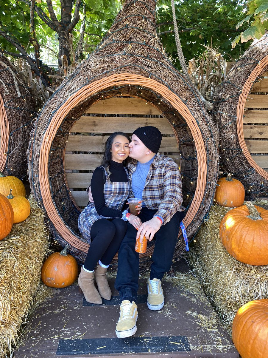 itsmfMel's tweet photo. Falling in love all 2022🎃🫶🏽🍁 https://t.co/ABcPznzeQK