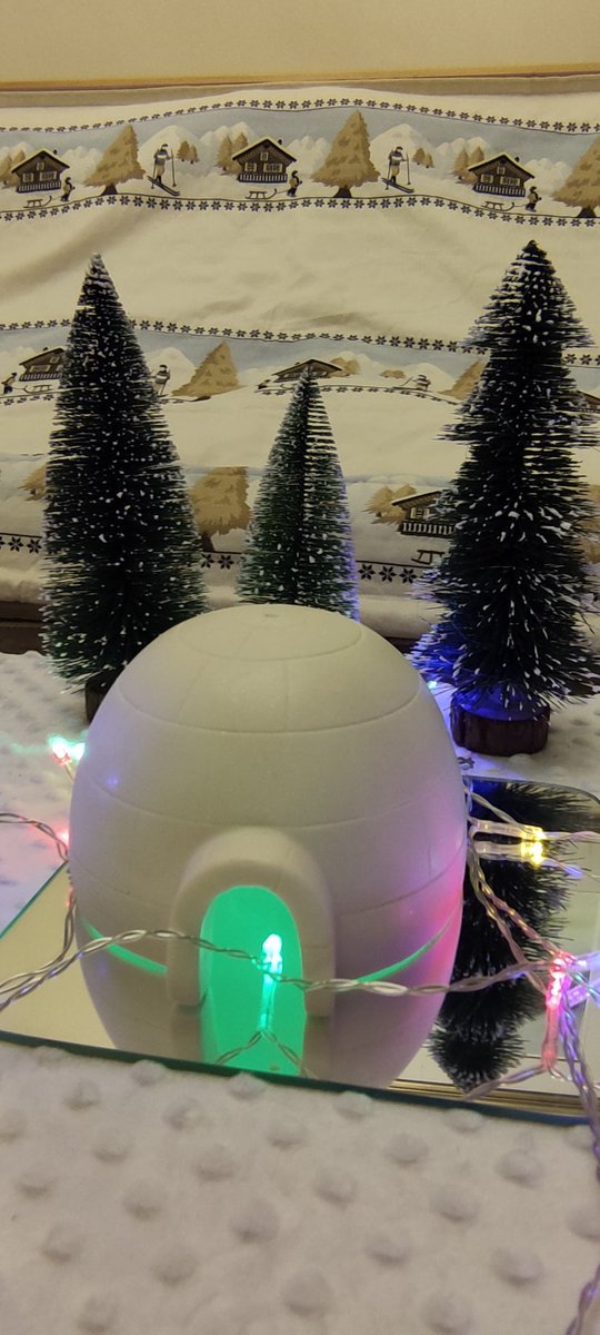 JenBurkinshaw's tweet photo. Ever disappear into the book you're reading or writing?
#Igloo # bookworld #booksetting #readersoftwitter #WritingCommunity https://t.co/8Bw2LovfBq