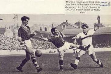 South African Gerry Francis scored on his home debut for Leeds #OnThisDay 1959, an eventful 3-3 draw with Everton. "Disgraceful incidents", reads the report, including half bricks thrown from the terraces!
United's Wilbur Cush pictured going for the ball(s)!
#EllandRoad #lufc