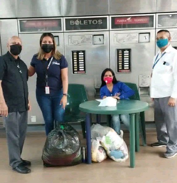 MetroCulturaOfi's tweet photo. #VenezuelaConTejerias  El pueblo noble de Venezuela en Solidaridad con nuestros herman@s de #LasTejerias llevando sus donativos a las estaciones del @metro_caracas 

#FuerzaPuebloLasTejerias 

@NicolasMaduro @duboulayperozo @sitramecaobrera @rvaraguayan @TransporteGobVe https://t.co/QCULy3AKh3