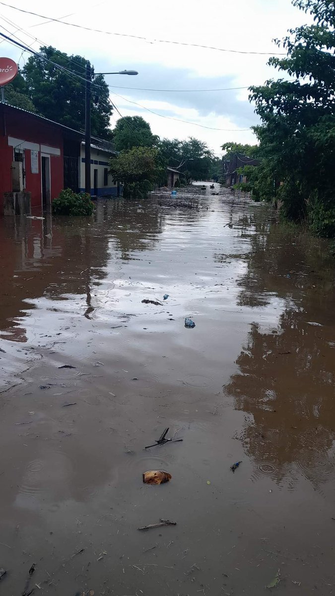 NoticieroTele's tweet photo. #NoticieroTeleMas|| Habitantes de la Zona baja de Col Carrillo, #sanmiguel, piden ayuda a las autoridades para que ayuden a evacuar a las personas de esa comunidad @GobernacionSV
@PNCSV @PROCIVILSV
Vía: Cortesía https://t.co/sRCG5C67eG