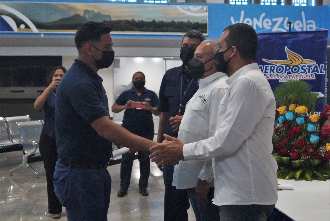 baer_ve's tweet photo. En el Aeropuerto Internacional GJ Santiago Mariño de Nva Esparta, se realizó un acto de reconocimiento al personal de @AeropostalVE, con motivo del 93º aniversario de la Aerolínea Pionera del país, donde se exaltó los años de servicio de los trabajadores #FuerzaPuebloLasTejerías https://t.co/qcuHNh0xu9
