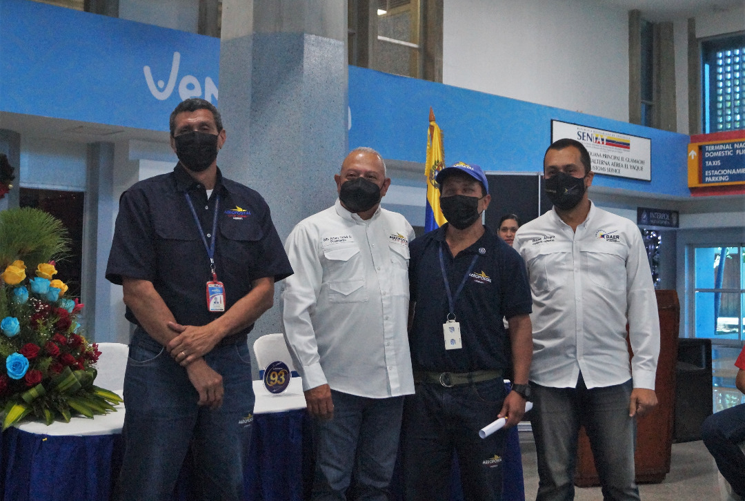 baer_ve's tweet photo. En el Aeropuerto Internacional GJ Santiago Mariño de Nva Esparta, se realizó un acto de reconocimiento al personal de @AeropostalVE, con motivo del 93º aniversario de la Aerolínea Pionera del país, donde se exaltó los años de servicio de los trabajadores #FuerzaPuebloLasTejerías https://t.co/qcuHNh0xu9