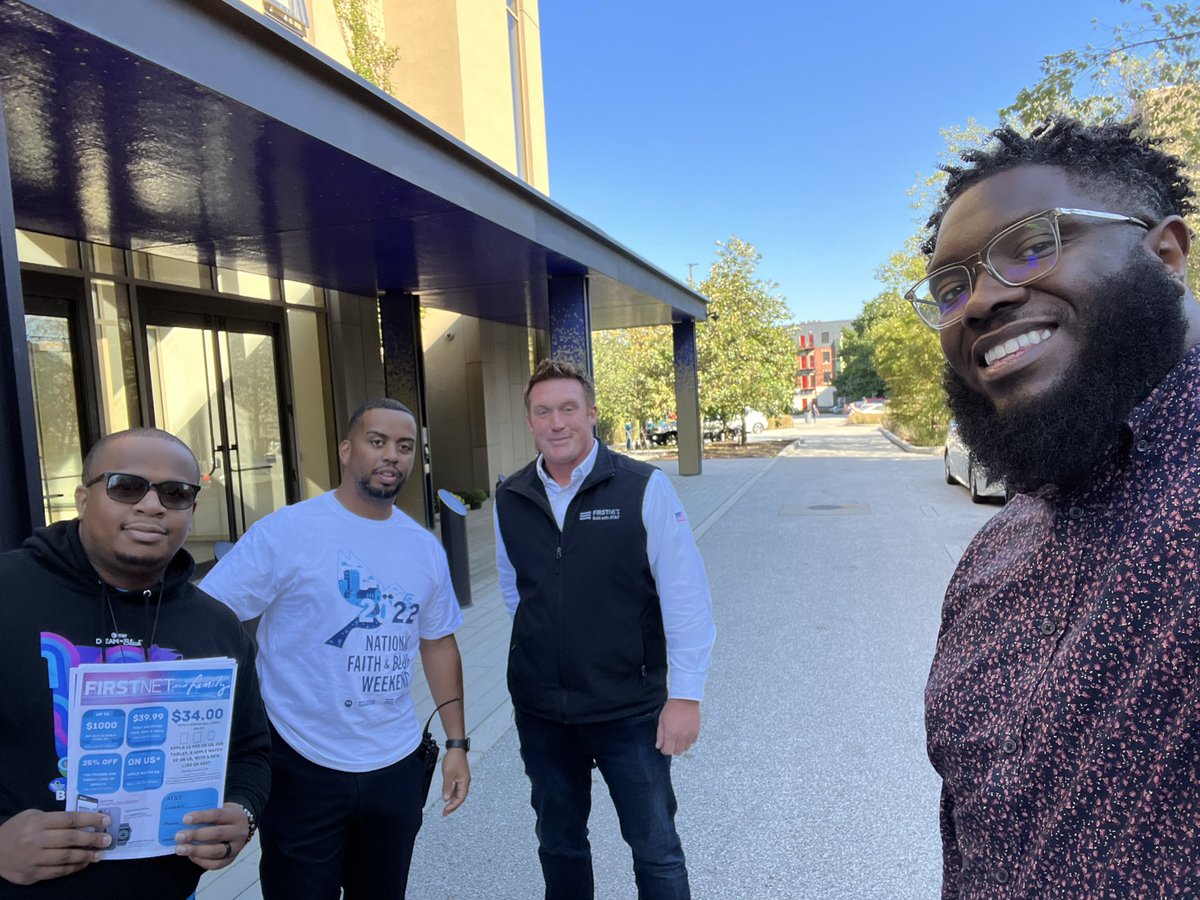 Haraan_S's tweet photo. Had a great time with the 6th and 9th police districts today at their Faith and Blue event. Thank you guys for being pillars of the community and taking time to serve and uplift! #faithandblue #lifeatatt #signaturestars💫 #UnstOHPAble https://t.co/OaGSRWUDKb