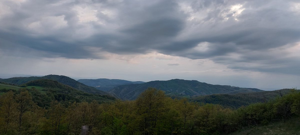 JelenaMKandic's tweet photo. @IraTriplets @MirjanaMira1984 cc @Petar__Duric &amp; @bojnovak @znamodanedamo @MIROLJUBPOPOVI1

Ono u daljini je planina koja je katastarski naša.

Visoka je isto kao vaša carica Starica.

Ispod našeg imanja &amp; ognjišta su Li, Bo, Mg i radioaktivni Sr.

I mi #NuDau #NeDam.💪🏻🇷🇸✊🏻 https://t.co/UerqCUY4nn