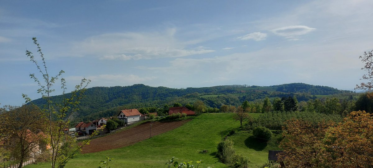 JelenaMKandic's tweet photo. @IraTriplets @MirjanaMira1984 cc @Petar__Duric &amp; @bojnovak @znamodanedamo @MIROLJUBPOPOVI1

Ono u daljini je planina koja je katastarski naša.

Visoka je isto kao vaša carica Starica.

Ispod našeg imanja &amp; ognjišta su Li, Bo, Mg i radioaktivni Sr.

I mi #NuDau #NeDam.💪🏻🇷🇸✊🏻 https://t.co/UerqCUY4nn