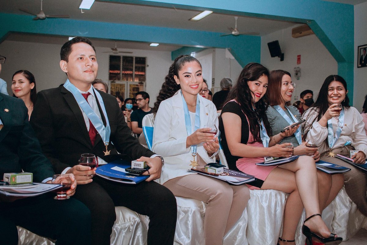 Alilequevedo's tweet image. Me colegié, lo logré y no puedo ser más feliz 🤍 CAU 2160
#abogada #Lawyers #dream