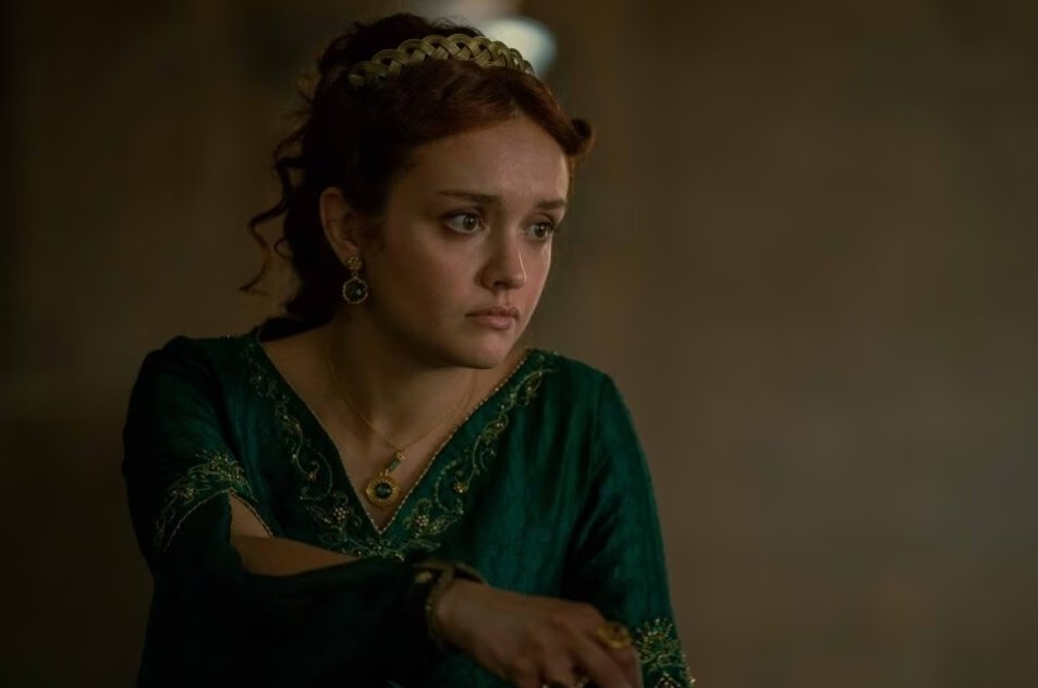_astroos's tweet photo. Alicent Hightower siempre con su vestido verde a modo de señal de llamar a sus tropas por la guerra al trono. El faro en Hightower, sabes de qué color brilla cuando Oldtown llama a sus estandartes a la guerra?
Efectivamente, es el color verde
#Lacasadeldragon #HouseOfTheDragon https://t.co/hz0SghbhkW