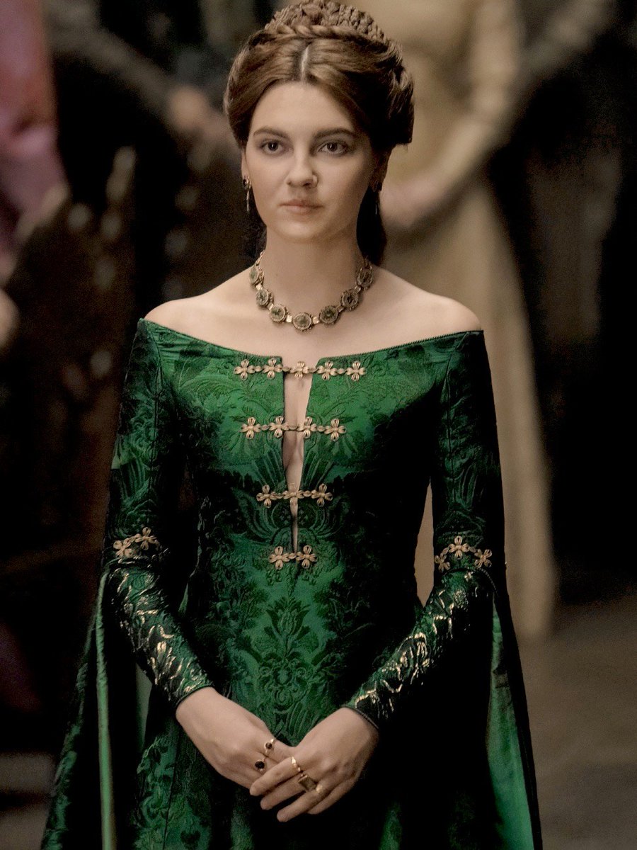 _astroos's tweet photo. Alicent Hightower siempre con su vestido verde a modo de señal de llamar a sus tropas por la guerra al trono. El faro en Hightower, sabes de qué color brilla cuando Oldtown llama a sus estandartes a la guerra?
Efectivamente, es el color verde
#Lacasadeldragon #HouseOfTheDragon https://t.co/hz0SghbhkW