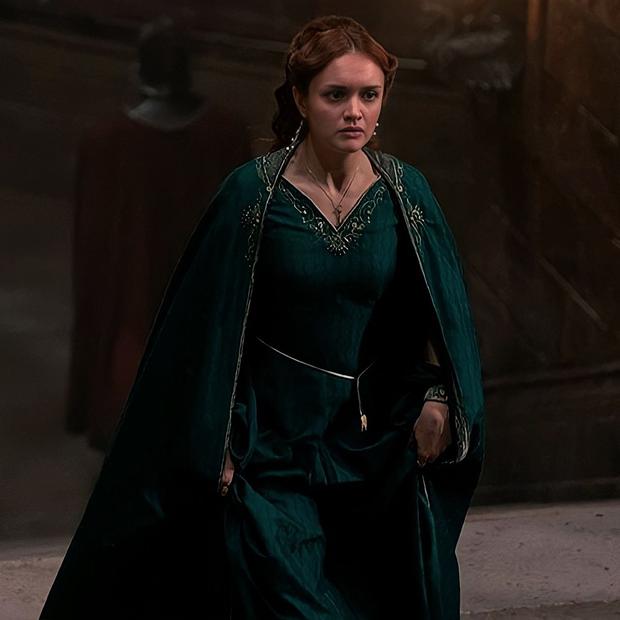 _astroos's tweet photo. Alicent Hightower siempre con su vestido verde a modo de señal de llamar a sus tropas por la guerra al trono. El faro en Hightower, sabes de qué color brilla cuando Oldtown llama a sus estandartes a la guerra?
Efectivamente, es el color verde
#Lacasadeldragon #HouseOfTheDragon https://t.co/hz0SghbhkW
