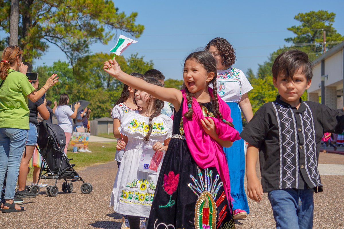 SpringISD's tweet photo. Our @AndersonGators participated in a #HispanicHeritageMonth Parade celebration last week during school. Students dress up in traditional clothing representing Mexico 🇲🇽, El Salvador🇸🇻, Argentina🇦🇷 &amp; other countries in Latin America. #CelebremosSpring For more 📸: Spring Facebook https://t.co/dC2CRK47Y8