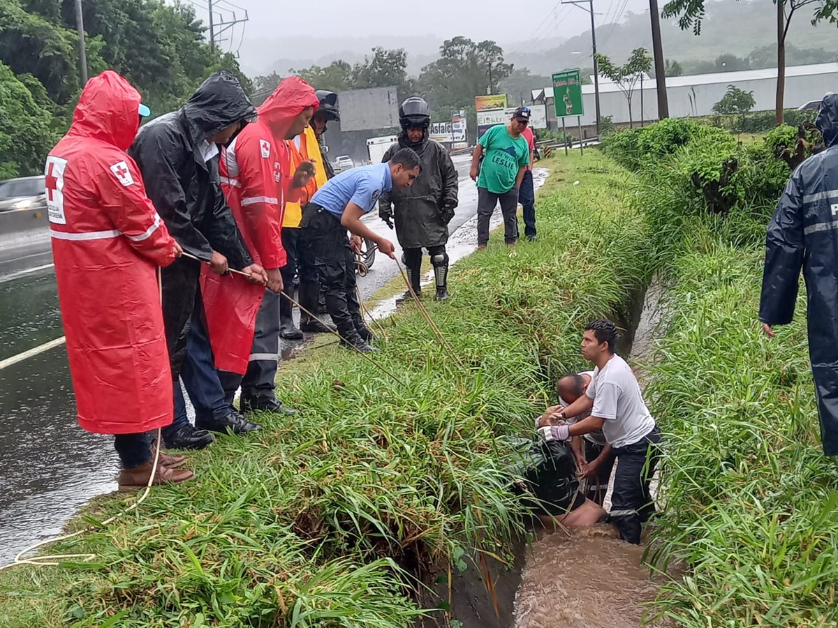 Un motociclista fallecido en Armenia, Sonsonate, tras ser arrastrado por una corriente de agua, a la altura de la Lotificación Plan del Coco. #TráficoSV #ClimaSV