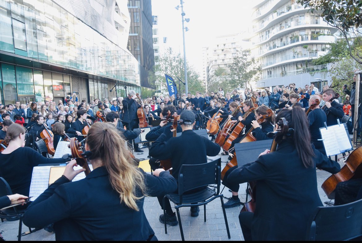 🎻 Retour en images sur le concert hommage à Rostropovitch organisé hier par <a href="/Mairie17/">Mairie du 17e</a> , le <a href="/cmc_paris/">Centre de Musique de Chambre de Paris</a> , sous la direction de <a href="/JeromePernoo/">Jérôme Pernoo</a> . Un moment de grâce dans ce nouveau quartier pour le plus grand plaisir de ses habitants ! #MLK  <a href="/AcadBeauxarts/">Académie des beaux-arts</a> <a href="/geoffroyboulard/">Geoffroy Boulard</a>