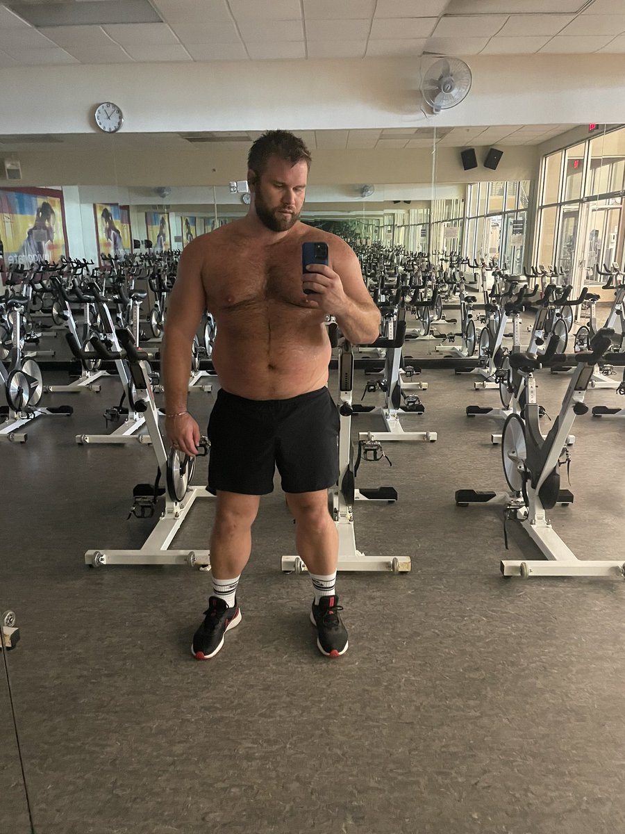 thebearlymike's tweet photo. 6 months since 8 had ACL Surgery and I’m almost back to my old workouts! 😀💪🏼 #postaclsurgery #bearweek #scruff #gymselfie #beefy #beefcake https://t.co/xnXuPy5Cf2