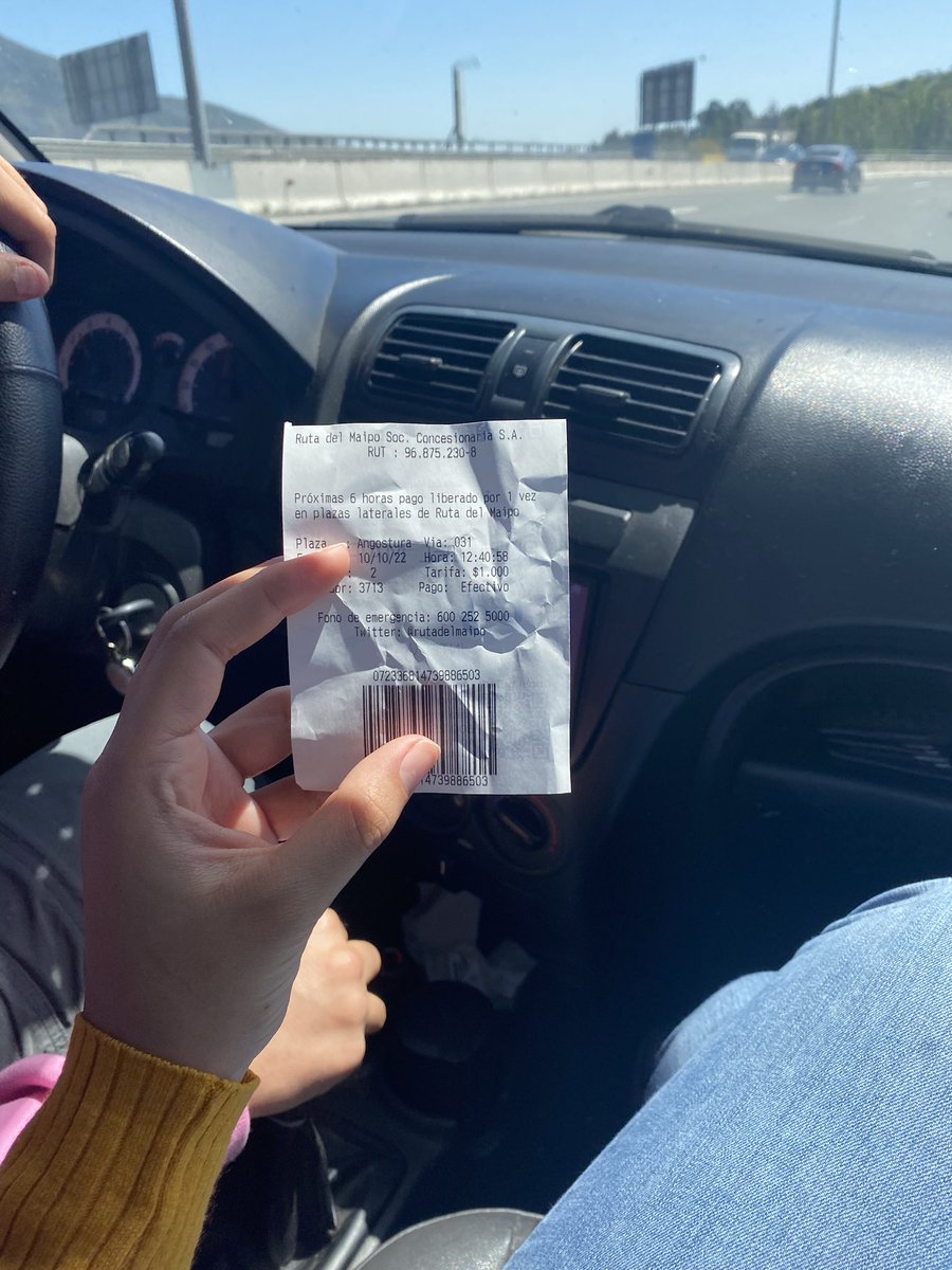 valemeza_l's tweet photo. @rutadelmaipo recién pase por peaje Angostura y me cobraron 2900,la chica del pórtico me dio boleta de 1000, me parece muy poco honesto de su parte. Ustedes fiscalizan a sus trabajadores? O es común que nos engañen? 
El flujo de autos no es menor, uno confía en ustedes Que dicen? https://t.co/ulMmhllBRb