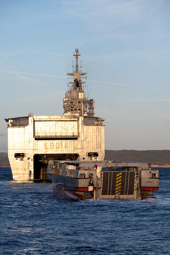 MarineNationale's tweet photo. Du 12/09 au 4/10, le PHA Tonnerre a conduit différents types d’entraînements au profit de son équipage et du groupement tactique embarqué (GTE) de @armeedeterre. Au programme : scénario de débarquement et de prise d’un dépôt de munitions en Corse ! https://t.co/bBlWk38tjA