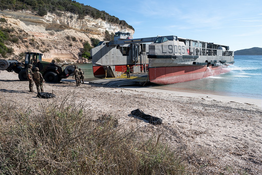 MarineNationale's tweet photo. Du 12/09 au 4/10, le PHA Tonnerre a conduit différents types d’entraînements au profit de son équipage et du groupement tactique embarqué (GTE) de @armeedeterre. Au programme : scénario de débarquement et de prise d’un dépôt de munitions en Corse ! https://t.co/bBlWk38tjA
