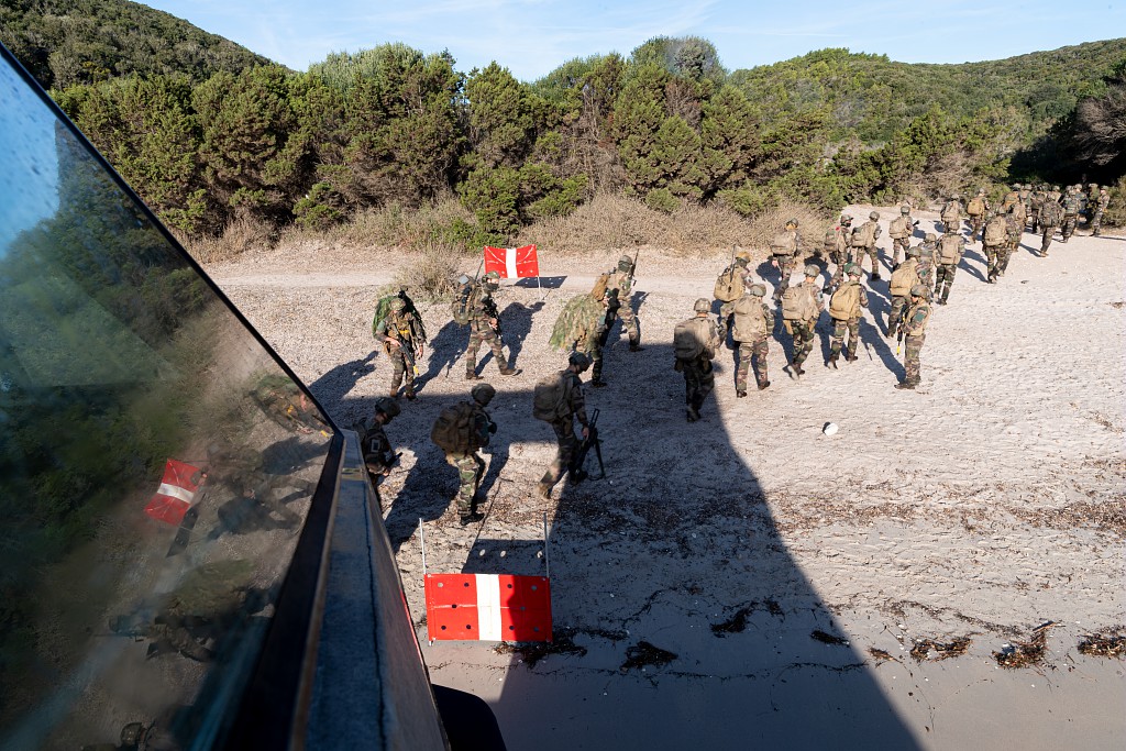 MarineNationale's tweet photo. Du 12/09 au 4/10, le PHA Tonnerre a conduit différents types d’entraînements au profit de son équipage et du groupement tactique embarqué (GTE) de @armeedeterre. Au programme : scénario de débarquement et de prise d’un dépôt de munitions en Corse ! https://t.co/bBlWk38tjA