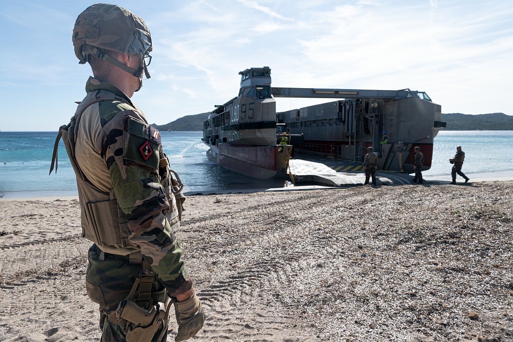 MarineNationale's tweet photo. Du 12/09 au 4/10, le PHA Tonnerre a conduit différents types d’entraînements au profit de son équipage et du groupement tactique embarqué (GTE) de @armeedeterre. Au programme : scénario de débarquement et de prise d’un dépôt de munitions en Corse ! https://t.co/bBlWk38tjA