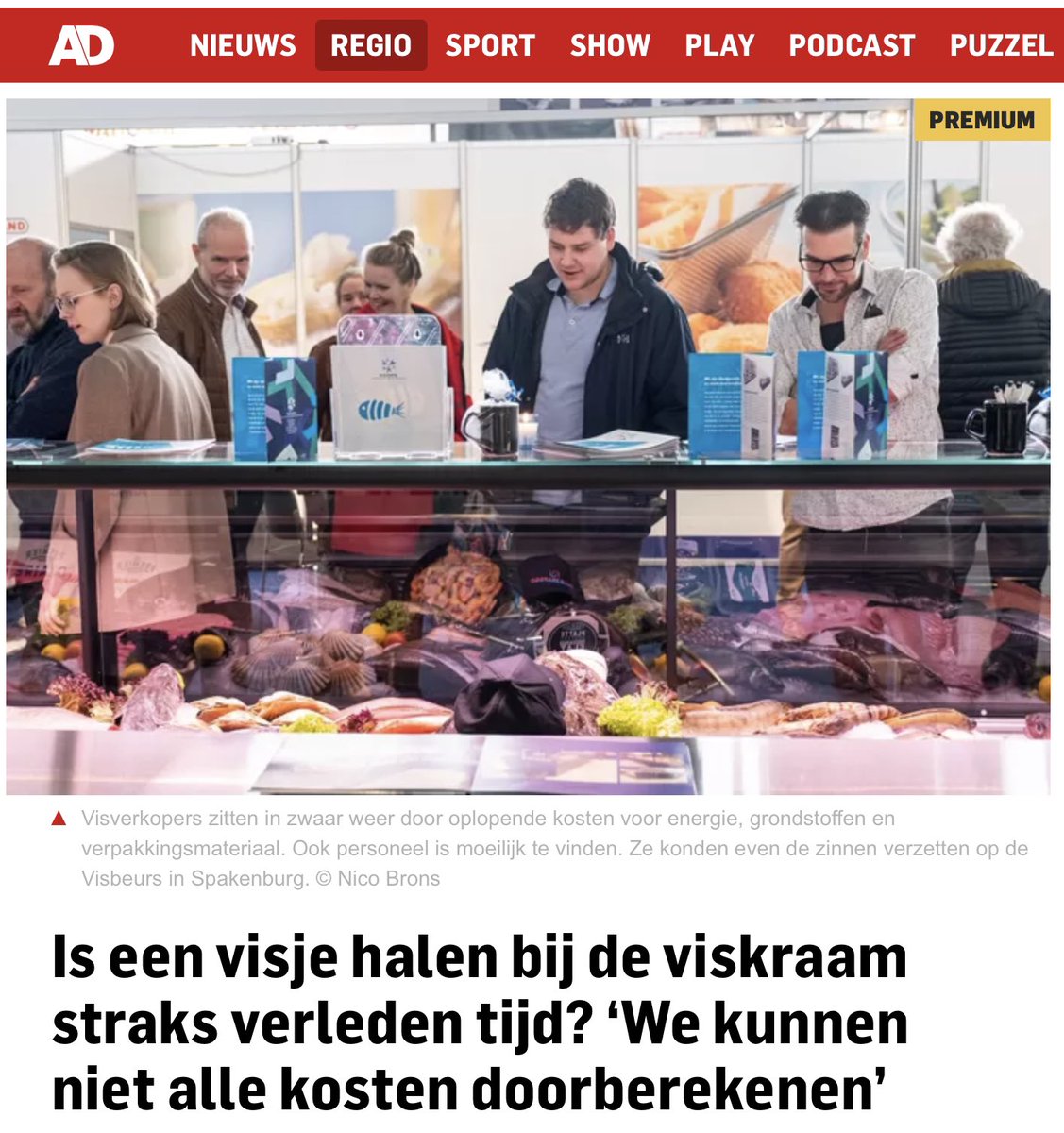 bu_spa's tweet photo. Zijn de viskarren op de markt straks met een lantaarntje te zoeken? Wie nu zijn lekkerbekje steevast op dinsdag op een willekeurig dorpsplein weg hapt, moet niet verbaasd zijn als de kar er over drie maanden niet meer staat. De sector zit in zwaar weer. #spakenburg https://t.co/6Ev5tDNO0i